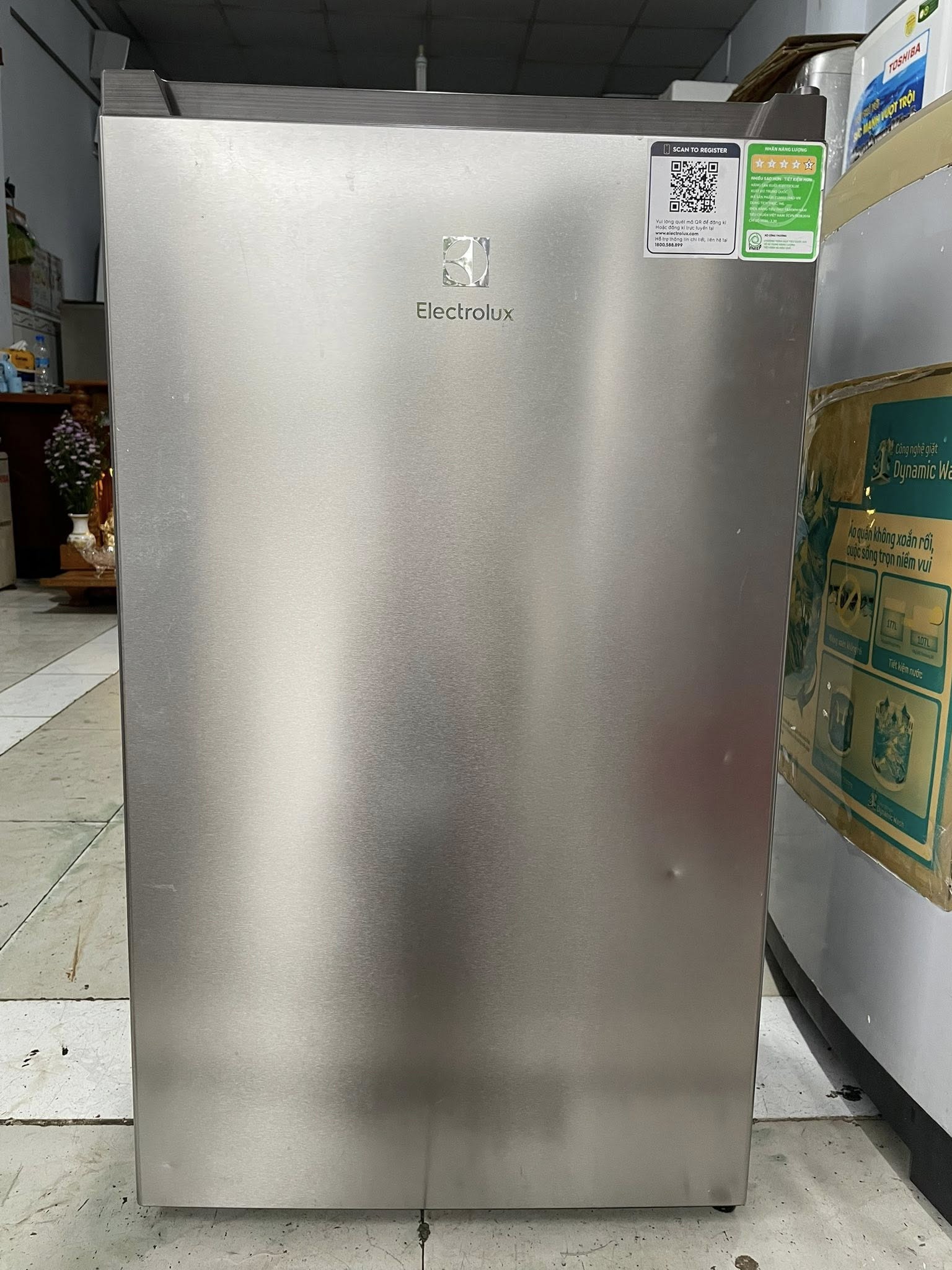 Tủ lạnh ELECTROLUX (94 LÍT) tiết kiệm điện, mới 95%